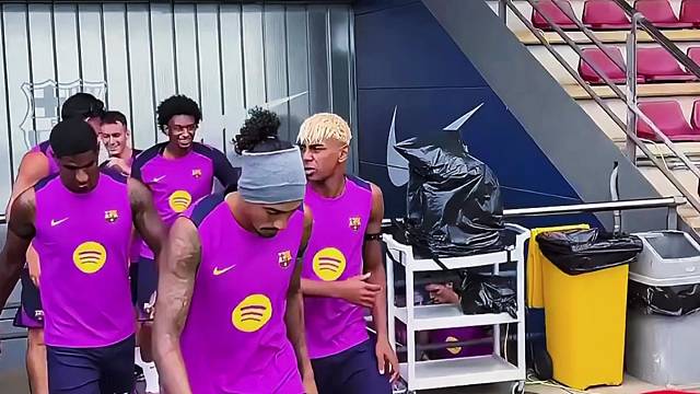 拉什福德重拾笑容！和巴塞罗那队友一起训练