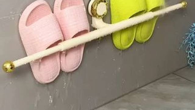 拖鞋架 不用打孔粘胶就能上墙固定的拖鞋架，可伸缩的设计，足够收纳全家人的拖鞋，不占地方，还能当毛巾架