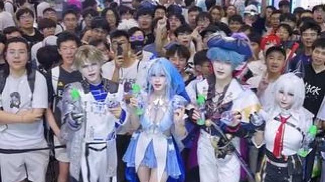 热爱二次元的我们在这一刻双向奔赴#二次元 #漫展 #105度热爱共鸣 #萤火虫漫展 #屈臣氏鸣潮萤火