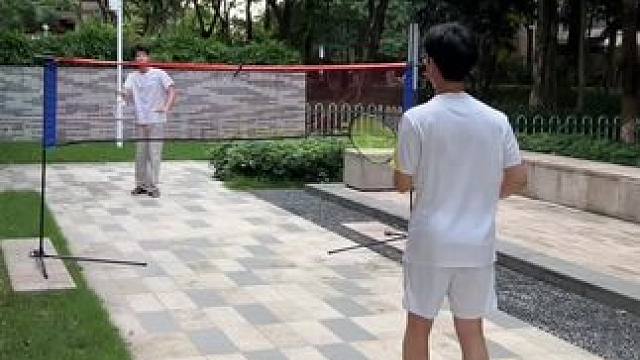 小区户外打羽毛球，有个网架真不错！ #羽毛球 #羽毛球网架#便携式羽毛球网架