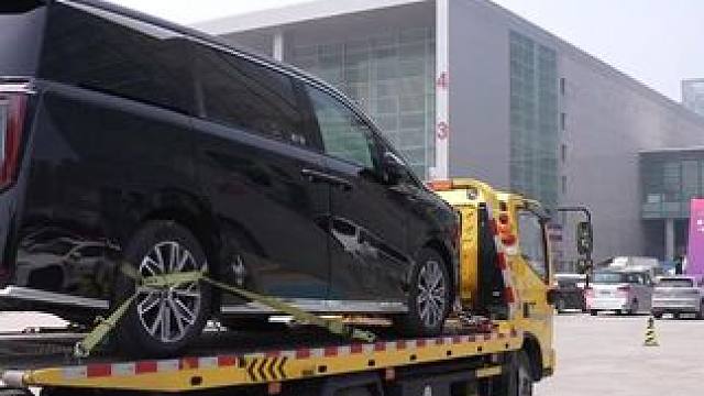 秋风起，青岛国际车展来袭！门票仅12.34元，刷码即进超丝滑。苗岭路展馆大、设施全、管理佳。看车如逛