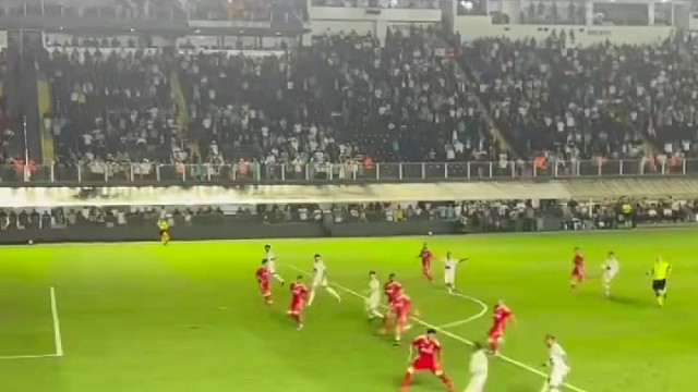 底线视角观看内马尔被黑进球，球已明显越过门线。