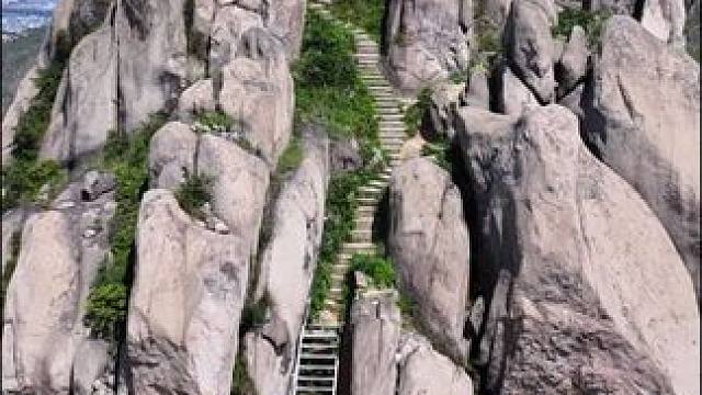 在温州的东南部，有一片宛如仙境的地方——大罗山，这里是名副其实的奇石王国，每一块石头都诉说着大自然的