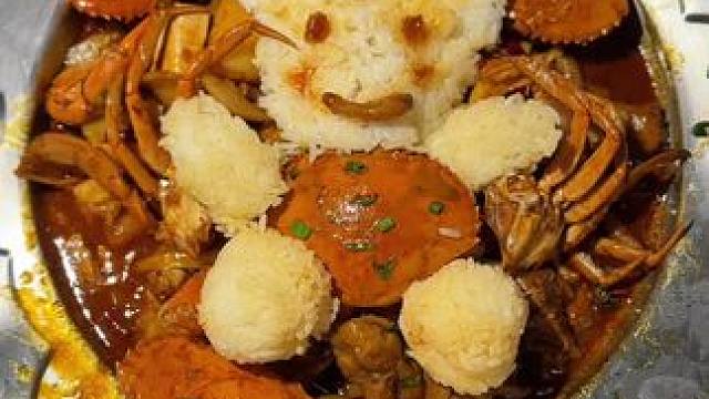 肉蟹煲配米饭真是太香了 汇嘉时代三楼新开的真的很好吃，活螃蟹#李蟹生 #乌鲁木齐肉蟹煲 #汇嘉美食 