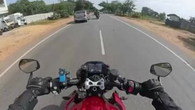 问题不大#机车 #专业动作请勿模仿