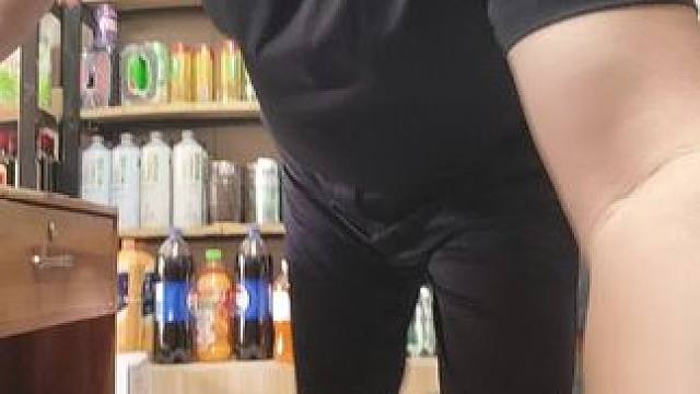 “朋友如酒，越陈越香。正如古人云：‘酒逢知己千杯少。’ 今晚有好酒，更有一群知心好友！#朋友来了有好