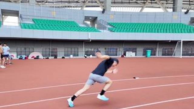 起跑阶段做到正确的后蹬(充分伸展身体)、提拉(无折叠)、交换(两大腿前后交替)，以及不断流畅地循环这