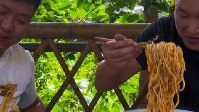 天热只适合吃面，火爆鸡杂10秒起锅，拌面真是太配了！ #我的乡村生活 #家常菜 #