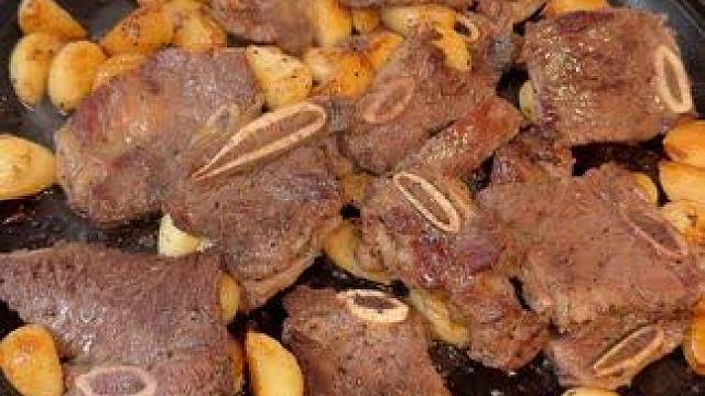 蒜香牛仔骨真的太好吃啦，越啃越上瘾，越啃越香，小朋友也超级喜欢#牛仔骨