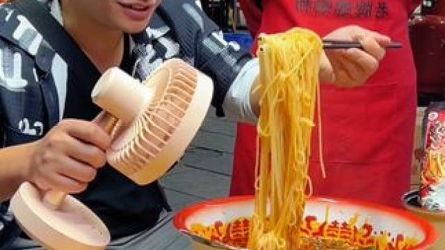 广西帅哥轻松拿走7箱螺蛳粉~#螺蛳粉