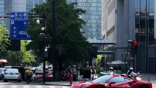 能从雨中走出来，靠的不是伞#法拉利488