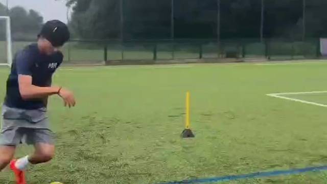 足球小课堂：用最简单的方式过人#足球