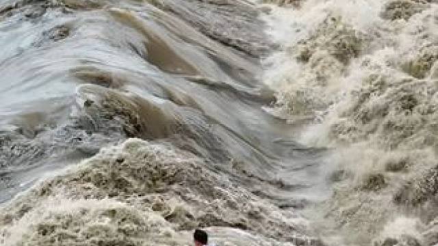 受台风影响，钱塘江入海口出现气势磅礴的浪潮景观，似巨龙翻滚蔚为壮观！#钱塘江大潮 #台风 #龙头潮