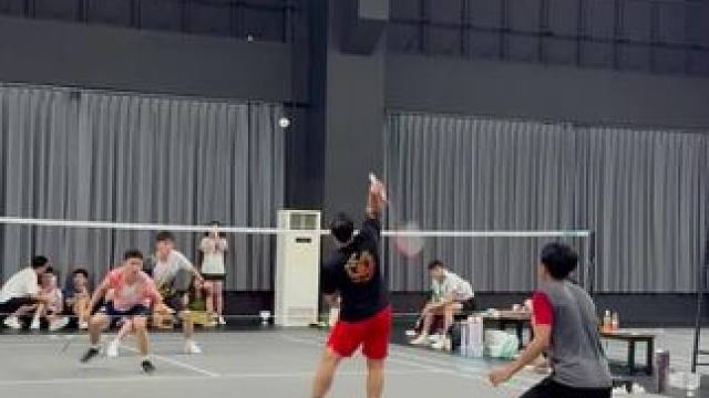 偷网前就像偷后场一样交不到朋友#羽毛球 #反差对比 #羽毛球双打