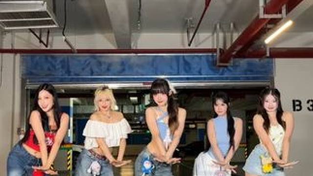 用包挂娃娃打开潮系穿搭~