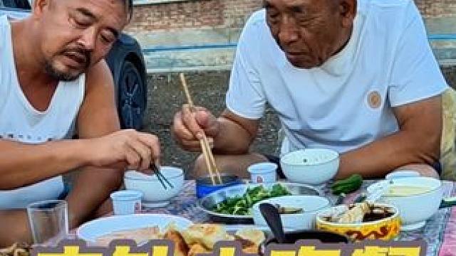 东北农村的傍晚，一家人在院子里吃晚餐，相当的凉快#乡村味道