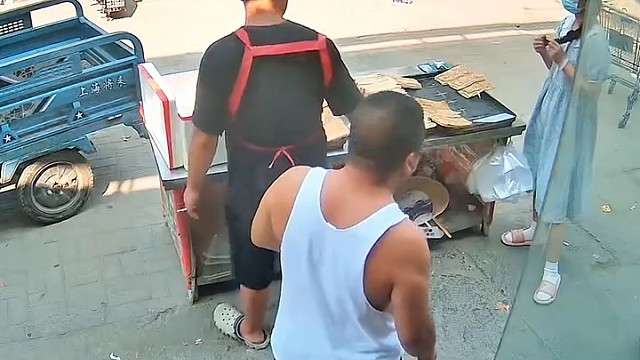 她还拿两个[捂脸]