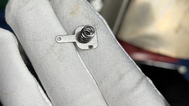 全自动化生产桥式铆接电池弹片，弹簧不脱落