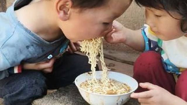 今天早上吃泡面。#农村娃