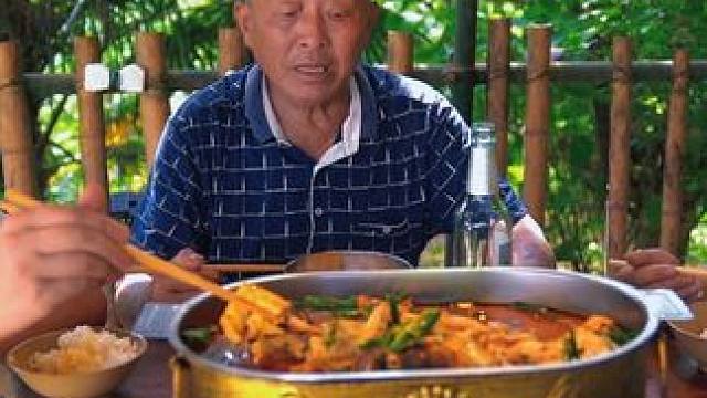 忙完农活炖条胖头鱼，香辣过瘾，父子三边吃边喝真温馨 #我的乡村生活 #下饭菜 #人间烟