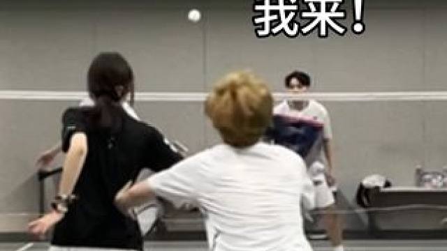 当你的队友疯狂抢球 #川崎巧克力 #川崎巧克力球拍#羽毛球 #打羽毛球 #抽象