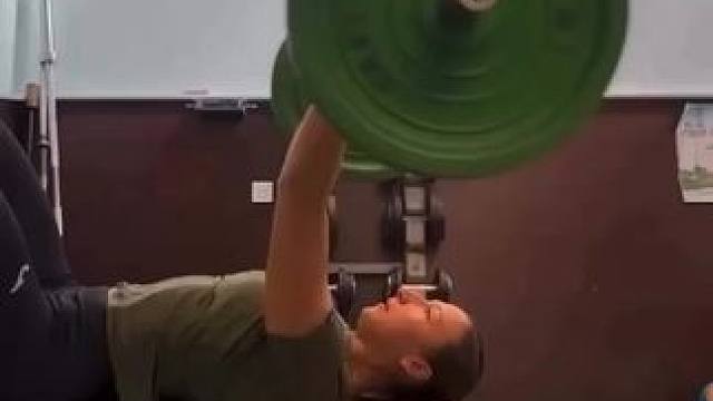 法国女子标枪运动员杰德 ·马拉瓦尔 - 标枪专项力量训练。 (PB 58.97米，出生于2002年6