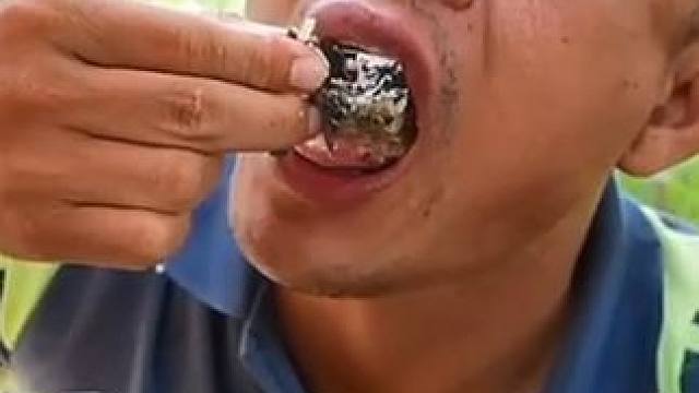 一口一只蛋蛋蛙 #美食 #户外美食 #泰国美食 #内容启发搜索