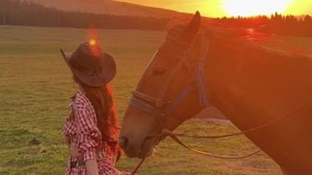 答案在路上，自由在风里
（在那拉提草原拍到人生照片）#草原日落#住进风景里慢下来看世界