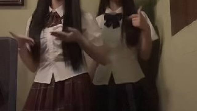 家人们，给你们摇了两个JK妹妹#舌头上的美食 #密室逃脱 #npc #JK