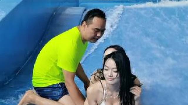 小姐姐冲浪教练辛苦了 #极限运动 #滑板冲浪 #专业动作请勿轻易模仿