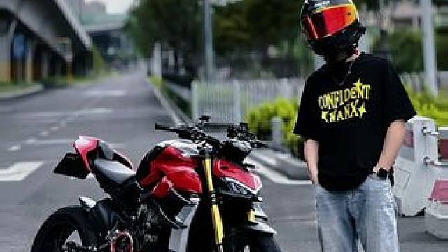 再次见面时 尴尬的气氛中弥漫着未消散的爱#杜卡迪v4s街霸 #双鱼座 #摩托车