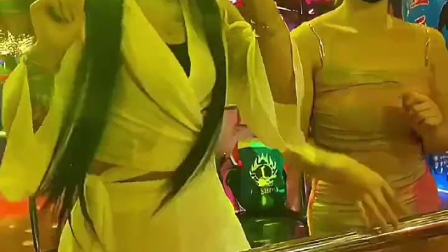 没事泡酒吧嗨起来。