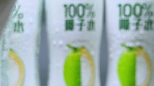 运动暴汗要少喝饮料，可以多喝点青上青的百分百椰子水，配料表干净只有椰子水，原料都是来自东南亚进口椰源
