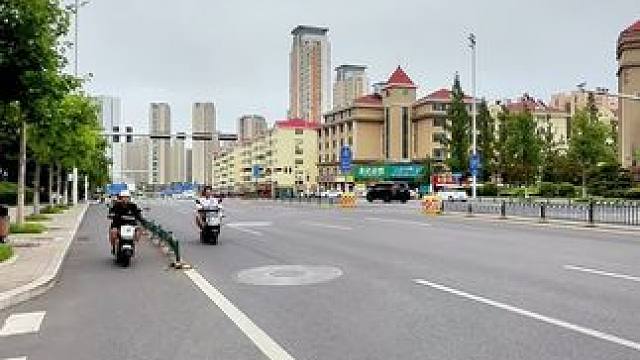 薛家岛99元7个菜：
•沂蒙炒鸡
•红烧肉
• 小龙虾
・蒜蓉生蚝
・笨刄蛋炒大葱
・拍黄瓜
• 西