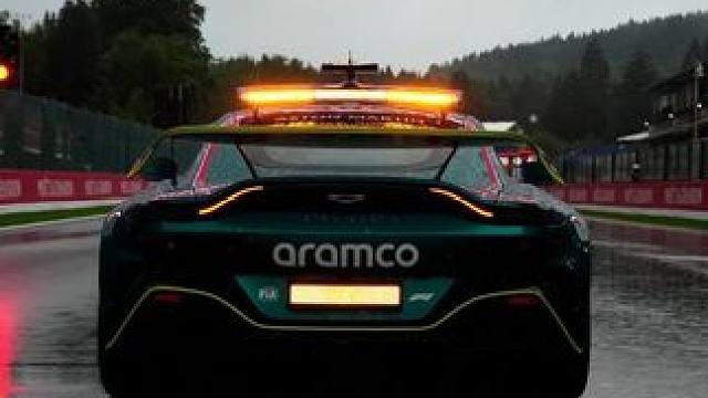 大雨！️红旗！
角田的车载视角观看暖胎圈极低的能见度#F1 #第一视角 #f1比利时大奖赛 #spa