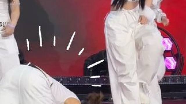 不知道啊 路演队友突然给我跪下了 不是说倒霉熊停播了吗 #路演 #kpop #翻车 #wicked 