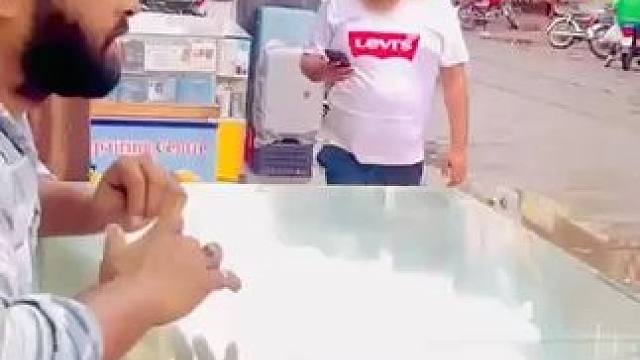 外国人太好玩了 街头整蛊路人+ #街头整蛊 #整蛊路人 #笑一笑十年少