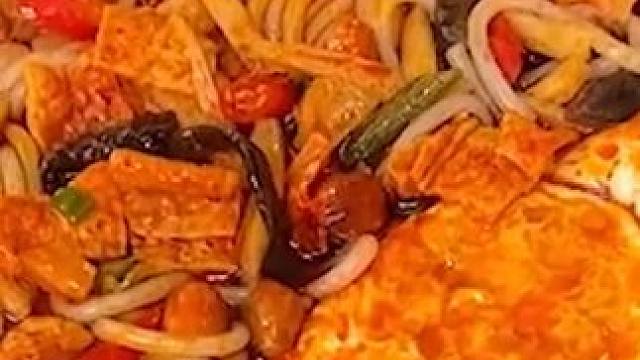 大家爱吃的螺蛳粉，据说是用塑料做的，看完它的加工也许你就明白了#螺蛳粉 #三只松鼠 #速食美食