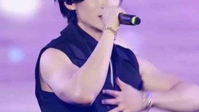 “这首歌又是多少人的青春回忆杀” #魏晨#让我为你唱一首歌#现场版live#魏晨千禧音乐节