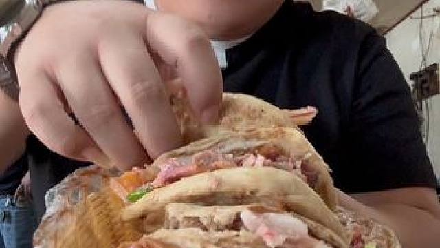 #吃肉吃肉吃肉 #无肉不欢 #嘎嘎好吃 我来了，烧饼夹肉