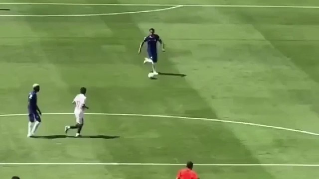 切尔西的第一个进球，门德斯判断落点失误皮球击中后脑...