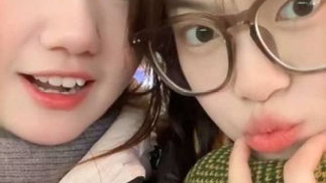 视频里这个戴眼镜超级可爱的女孩子是我的大学室友之一——小梅子。有时候觉得我自己真的很幸运，遇到的大学