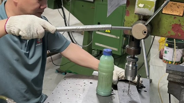 不放过任何一个细节，要把电池弹片做到最好