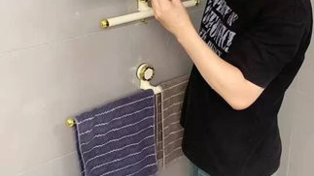 拖鞋架可伸缩 不用打孔粘胶就能上墙固定的拖鞋架，可伸缩的设计，足够收纳全家人的拖鞋，不占地方，还能当