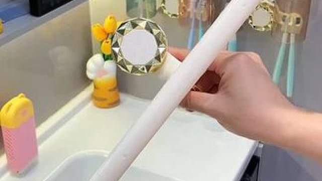 拖鞋架可伸缩 不用打孔粘胶就能上墙固定的拖鞋架，可伸缩的设计，足够收纳全家人的拖鞋，不占地方，还能当