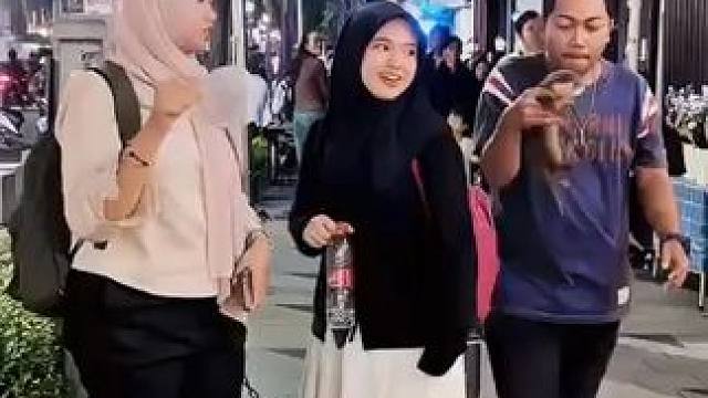 外国人太好玩了 街头整蛊路人+ #街头整蛊 #整蛊路人 #笑一笑十年少