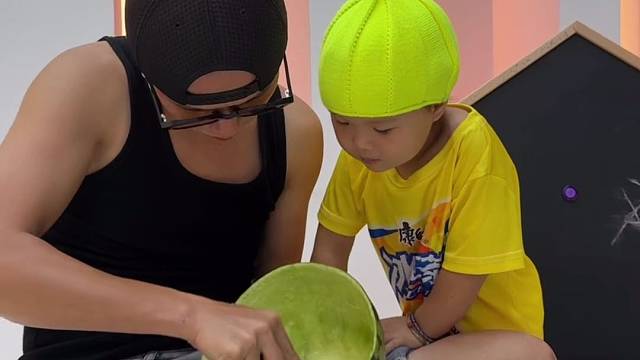 儿子和女儿吃水果时爸爸的反应...