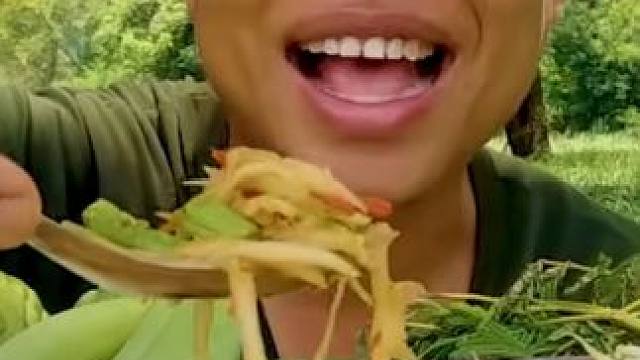 芋头杆酸辣️木瓜丝油炸猪皮 #美食 #户外美食 #泰国美食 #内容启发搜索