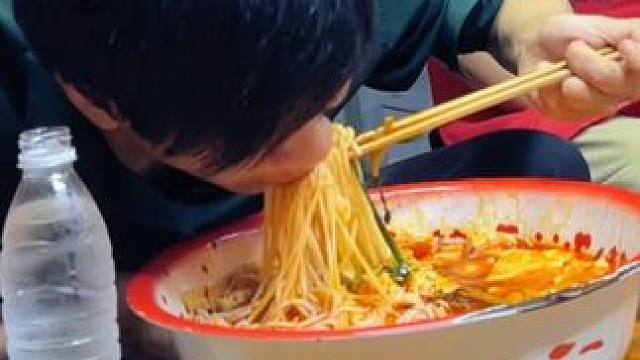 江西大哥人狠话不多~#螺蛳粉