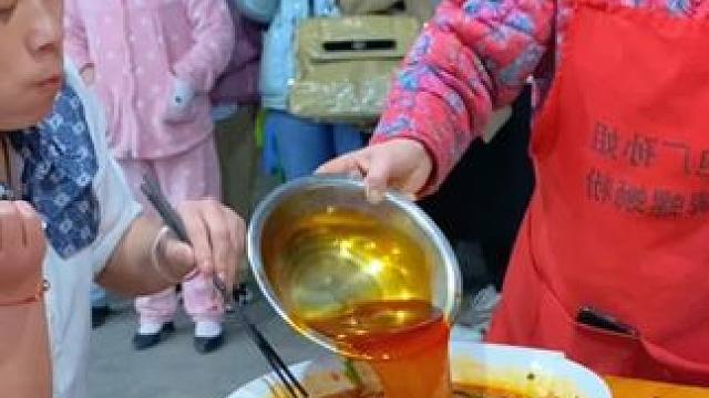 河南美女轻松拿走5箱螺蛳粉~#螺蛳粉